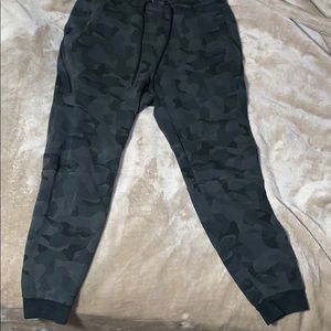 9/10 CONDO NIKE TECH FLEECE